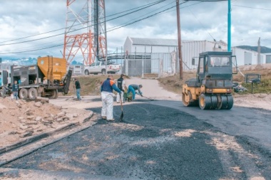 Bacheo con asfalto en caliente en calle Formosa