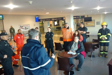 Fuerzas de seguridad realizaron un simulacro de evacuación en el aeropuerto de Río Grande