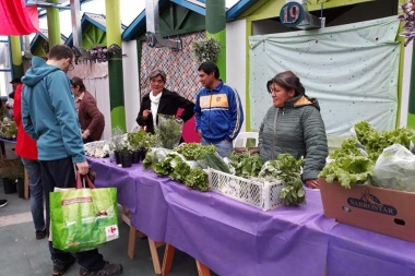 Con muy buen nivel de ventas se realizó una nueva feria de productores hortícolas