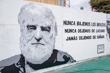 Inauguraron un mural en homenaje al historiador y escritor Osvaldo Bayer en Río Grande