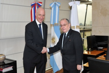 El embajador británico insta a "actuar en forma conjunta" para proteger la pesca en Malvinas