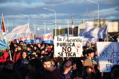 Marcha de universitarios en Río Grande: "Este gobierno se tiene que ir con los votos del pueblo"
