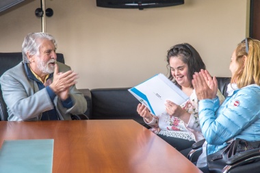 La Municipalidad ingresó a planta permanente a trabajadora con discapacidad