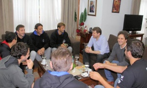 Melella recibió a nadadores que realizarán mañana el “Cruce por la identidad”