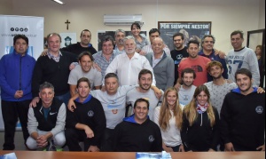 "Cruce por la Identidad": nadadores marplatenses recibieron reconocimiento en Ushuaia