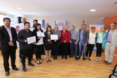 Bertone entregó diplomaturas en "Derecho de la Salud" a diez profesionales de Río Grande