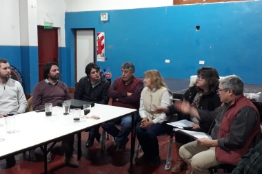 Gobierno y madereros de Tolhuin buscan avanzar en el proyecto para construir viviendas