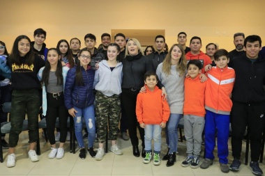 La gobernadora Bertone se reunió con deportistas de Río Grande