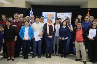 La gobernadora Bertone firmó los decretos de titularización a 221 docentes