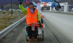 El japonés que recorrió el mundo a pie llegó a Ushuaia