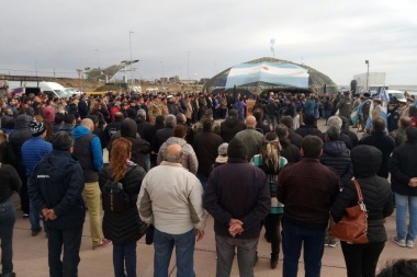Polémica por pintadas acaparó la inauguración de la Semana de Malvinas y se suspendió la sesión del Concejo en la Carpa de la Dignidad