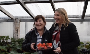 Bertone entregó los primeros aportes no reembolsables a pequeños productores