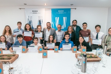 Vuoto entregó certificados a pasantes de la Secretaría de Turismo