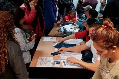 Entregaron más de 600 vales de gas a beneficiarios de la Tarjeta Social en Río Grande