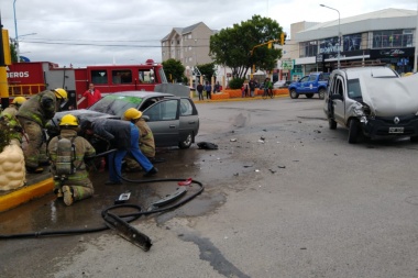 Choque con heridos en Río Grande: remisero provocó accidente y se dio a la fuga