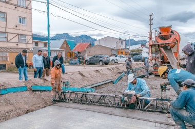 El intendente Vuoto supervisó el hormigonado de la avenida Hipólito Yrigoyen