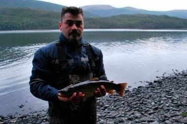 Pescador deportivo desapareció intentando ayudar a niños en un lago del sector chileno de la isla