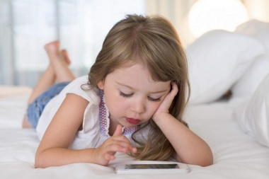 Tres de cada 10 adolescentes tendrán miopía en 2020 por usar mal celulares y tablets