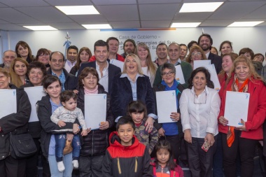 Bertone entregó los títulos de propiedad a 30 adjudicatarios de viviendas del IPV