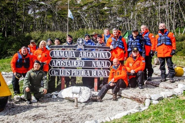 Peña, Aguad y Dietrich visitaron la Isla de los Estados junto a una comitiva militar