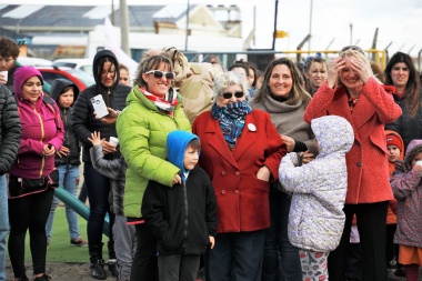 Bautizaron como "Ariela, la botera" a la plaza del barrio CAP en Margen Sur