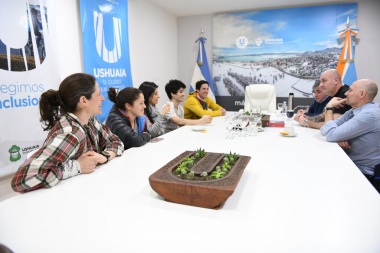 Atletas de esquí de fondo estuvieron en la intendencia de Ushuaia