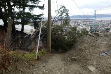Por el temporal de lluvia y viento se atendieron más de 100 llamados de emergencia en Ushuaia