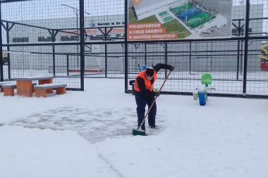 Por la nevada, el Municipio montó un operativo especial de limpieza en espacios públicos