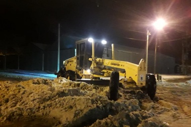 El Municipio montó un operativo nocturno para despejar la acumulación de nieve en las calles