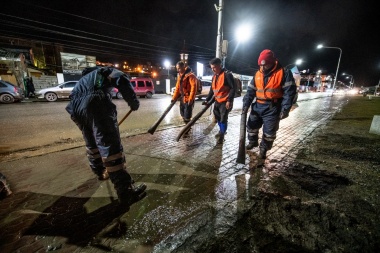 Encaran trabajos de limpieza nocturna de hielo y barro en calles principales de Ushuaia