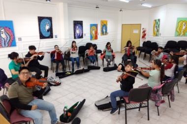 Con clases abiertas de guitarra y folclore, el Centro Cultural Alem festeja 17 años de vida