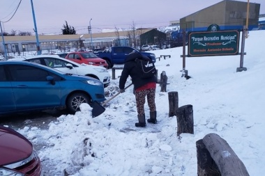 Personal municipal realiza trabajos de limpieza de nieve en veredas, escaleras y garitas