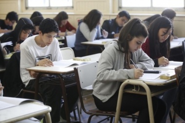 La crisis empuja a los alumnos a los colegios privados más baratos o públicos