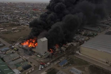 Evitar salir a la calle y no abrir ventanas: recomendaciones para no respirar el humo tóxico del incendio