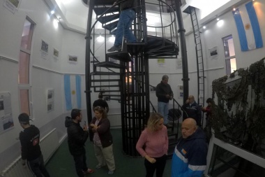 Abrió al público la muestra fotográfica referida a Malvinas en la histórica torre de agua