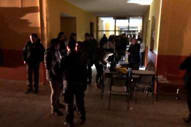 Cerraron los comicios en Tolhuin en medio de un sorpresivo corte de luz: votó el 75,6% del padrón