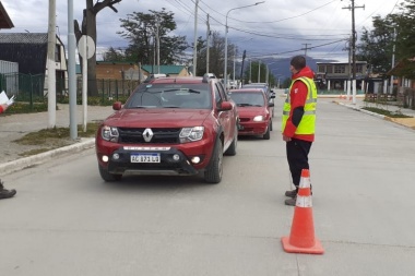 En Tolhuin ya se colocaron más de mil obleas en vehículos para evitar ingresos 'furtivos'