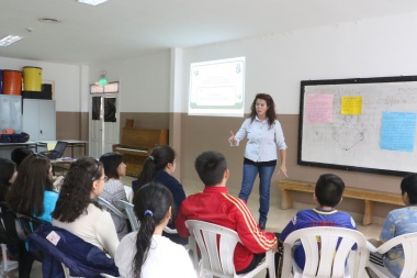Brindan charlas en escuelas sobre reutilización de basura y cuidado del medioambiente