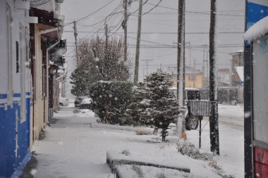 Con inspectores salen a controlar que los vecinos e instituciones frentistas despejen las veredas de nieve y hielo