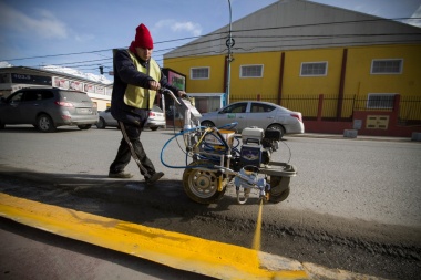 Encaran trabajos de pintura en cordones y construcción de veredas en Ushuaia