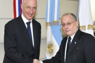 El embajador británico aseguró que su país quiere "más contactos" entre Malvinas y el continente