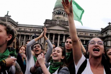 Aborto: marchas antagónicas, 700 expositores y famosos