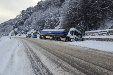 Tratan de sacar un camión con combustible que se despistó en el Garibaldi