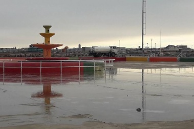 Comenzaron a preparar la pista de patinaje de cara al invierno
