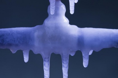 Cañerías congeladas, canillas abiertas y bombas en la red: los problemas que se multiplican con la ola polar