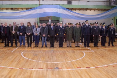 El vicegobernador Arcando presidió el acto central por el Día de la Bandera en Ushuaia