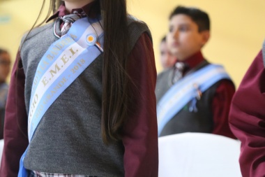 Día de la Bandera: el concejal Rossi llevó escarapelas a niños de cuarto grado