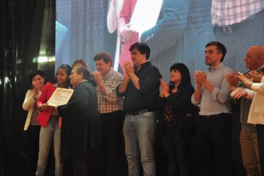Melella entregó los primeros certificados del programa de alfabetismo "Yo sí Puedo"