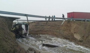 La Ruta 3 entre Comodoro y Garayalde está cortada por una enorme grieta