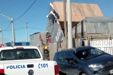Más de 100 llamados a Defensa Civil: el viento derrumbó la ampliación de una vivienda